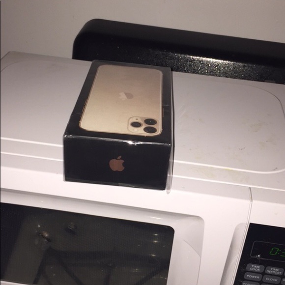 iPhone 11 pro max Gold 512GB - Picture 7 of 8